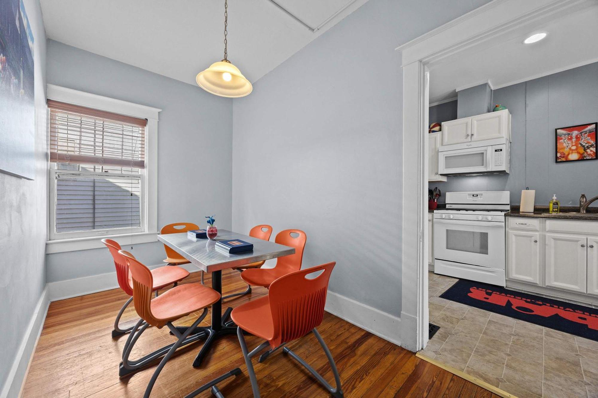 Rock & Roll Retreat In The Heart Of Apartment
